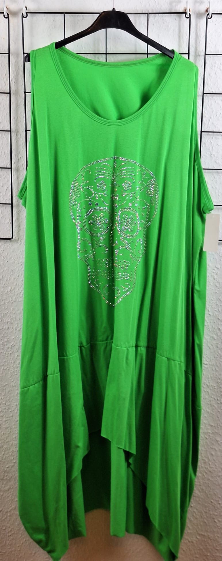 TrĂ€gerkleid in ApfelgrĂŒn mit Strass-Totenkopf â bequemer Sommerlook mit Wow-Effekt, luftiges Kleid aus Viskose mit glitzerndem Skull-Design fĂŒr Damen