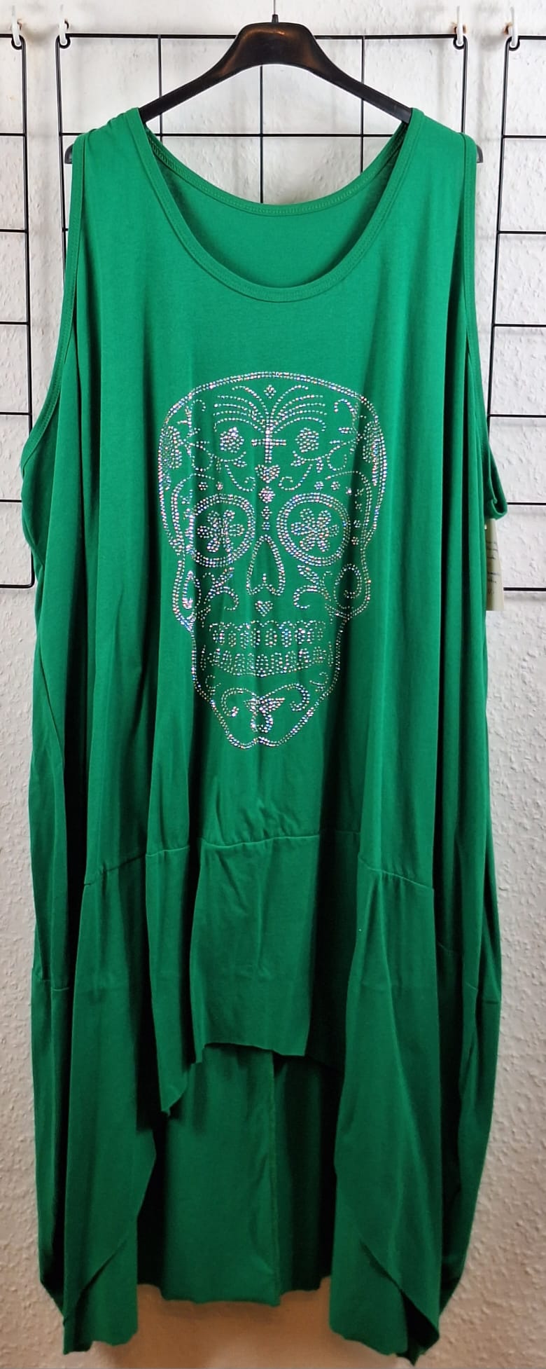 GrĂŒnes TrĂ€gerkleid mit Strass-Totenkopf â leichtes Sommerkleid aus 100% Viskose, Ă€rmellos mit lockerer Passform, modischer Glitzer-Totenkopf vorne