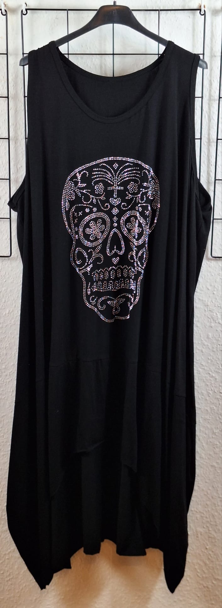 Schwarzes TrĂ€gerkleid mit Strass-Totenkopf â stylisches Damenkleid aus Viskose, edel und lĂ€ssig zugleich, mit funkelndem Skull-Print als Highlight