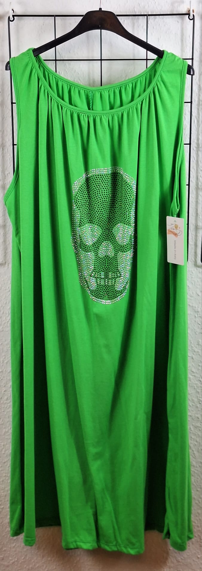 Sommerkleid in Apfelgrün mit Strass-Totenkopf – ärmelloses Kleid aus 100% Viskose, legerer Schnitt, glitzernder Totenkopf als Hingucker
