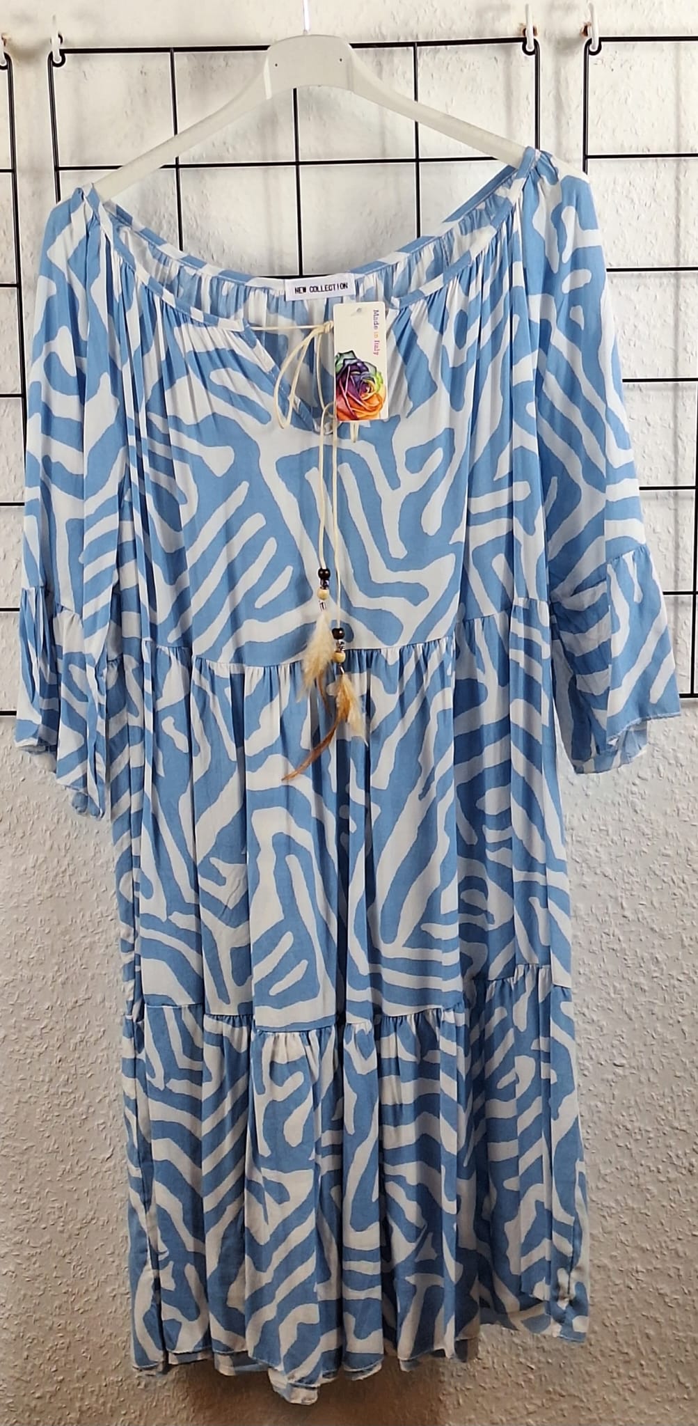 Elegantes Sommerkleid mit Federn in Hellblau – leichtes, luftiges Kleid aus 100% Viskose, ideal für heiße Sommertage, verspielte Federn für einen femininen Touch