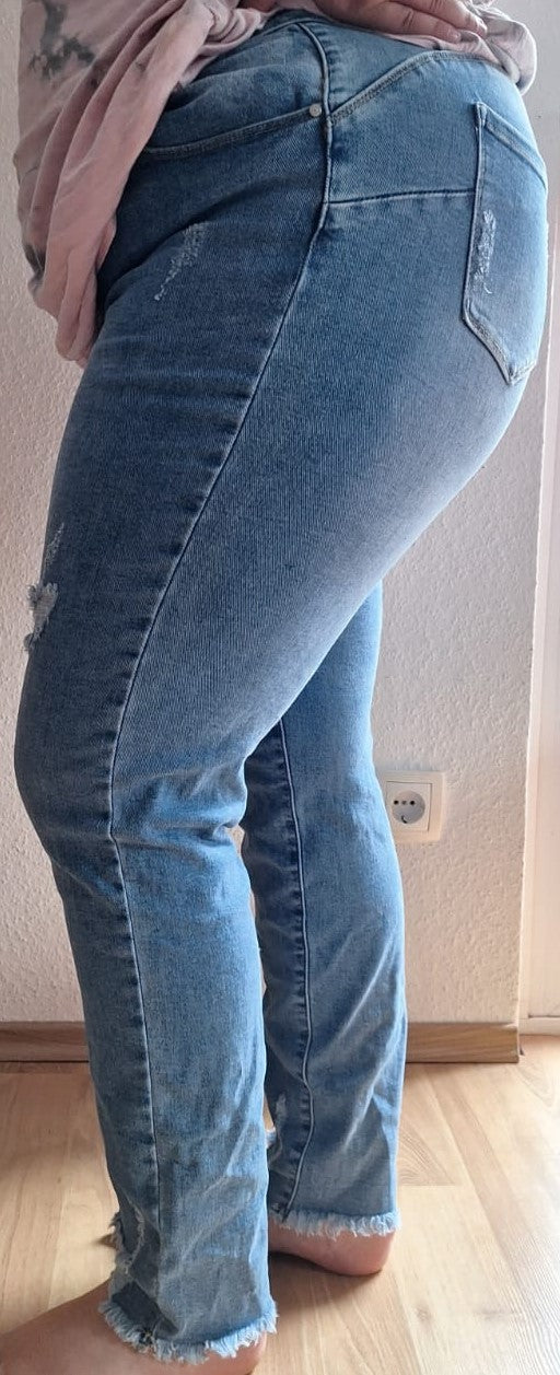 Jeanshose Pushup mit Cuts