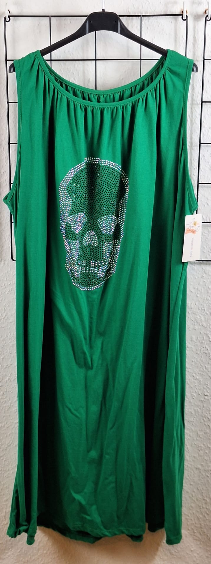 Luftiges Damenkleid in Grün mit Strass-Totenkopf – ärmelloses Sommerkleid aus Viskose, bequem und stylisch mit auffälligem Glitzerdesign vorn