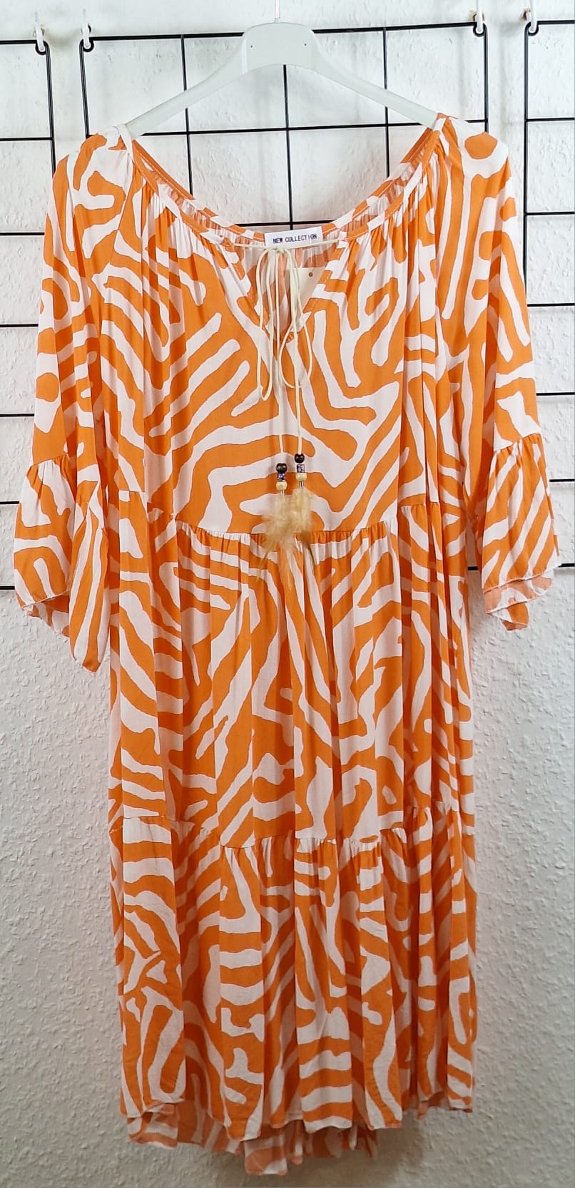 Elegantes Sommerkleid mit Federn in Orange – lebendiges Viskose-Kleid, frischer Look mit Federn, ideal für Sommerfestivals und besondere Events