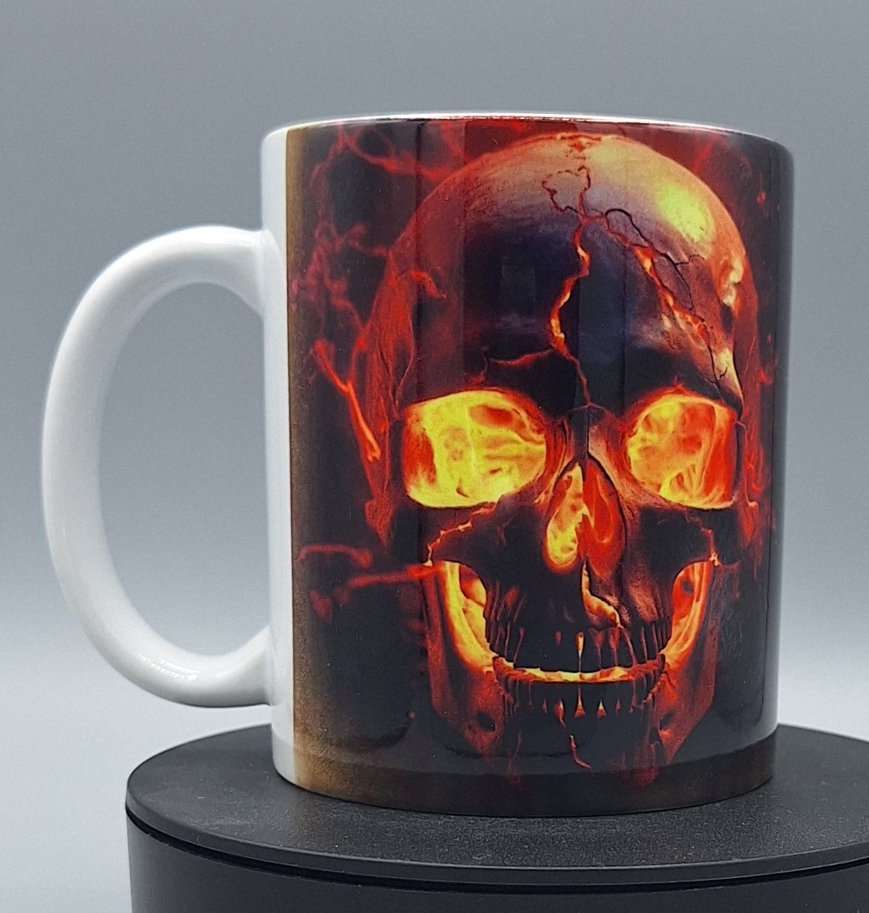🔥 Weiß/Schwarze Totenkopf-Tasse – Spülmaschinenfest & langlebig