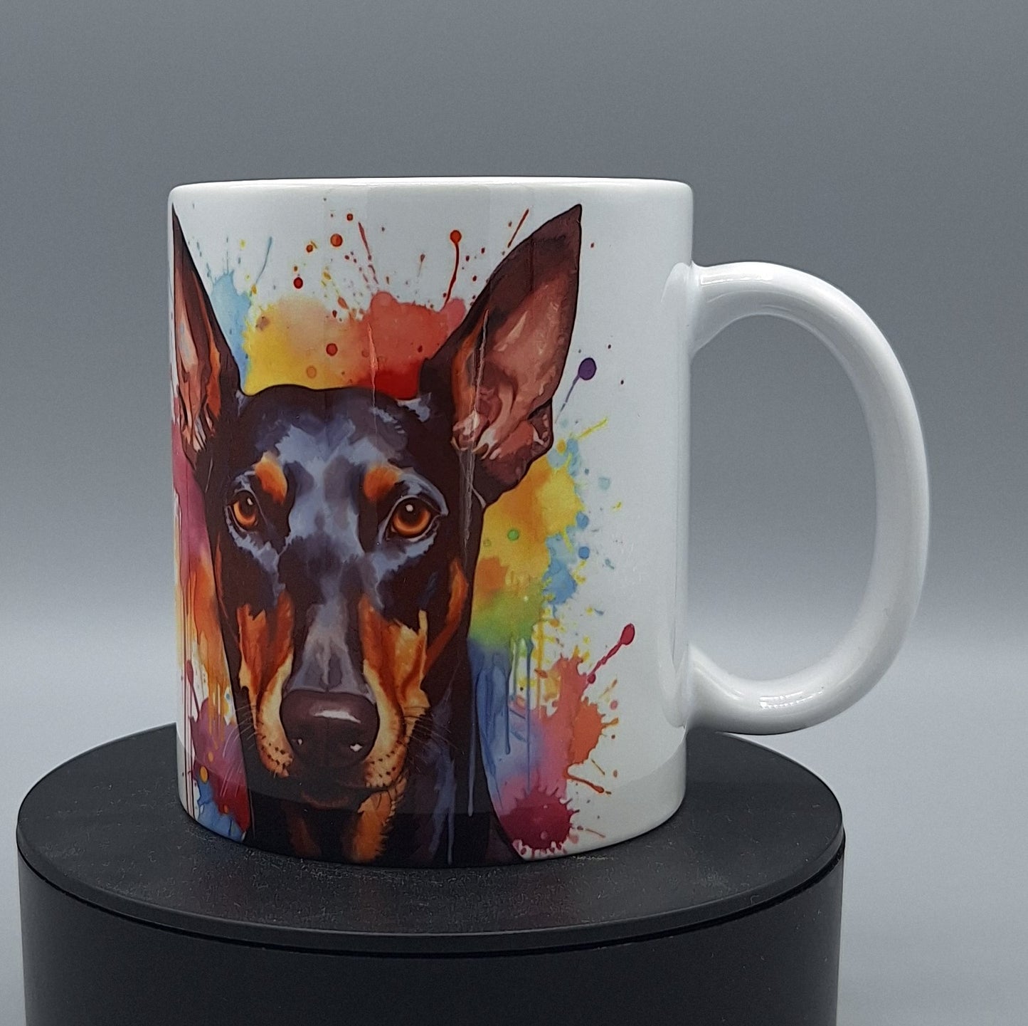Beidseitig bedruckte Hundetasse â farbenfroher Dobermann auf weiĂer Tasse