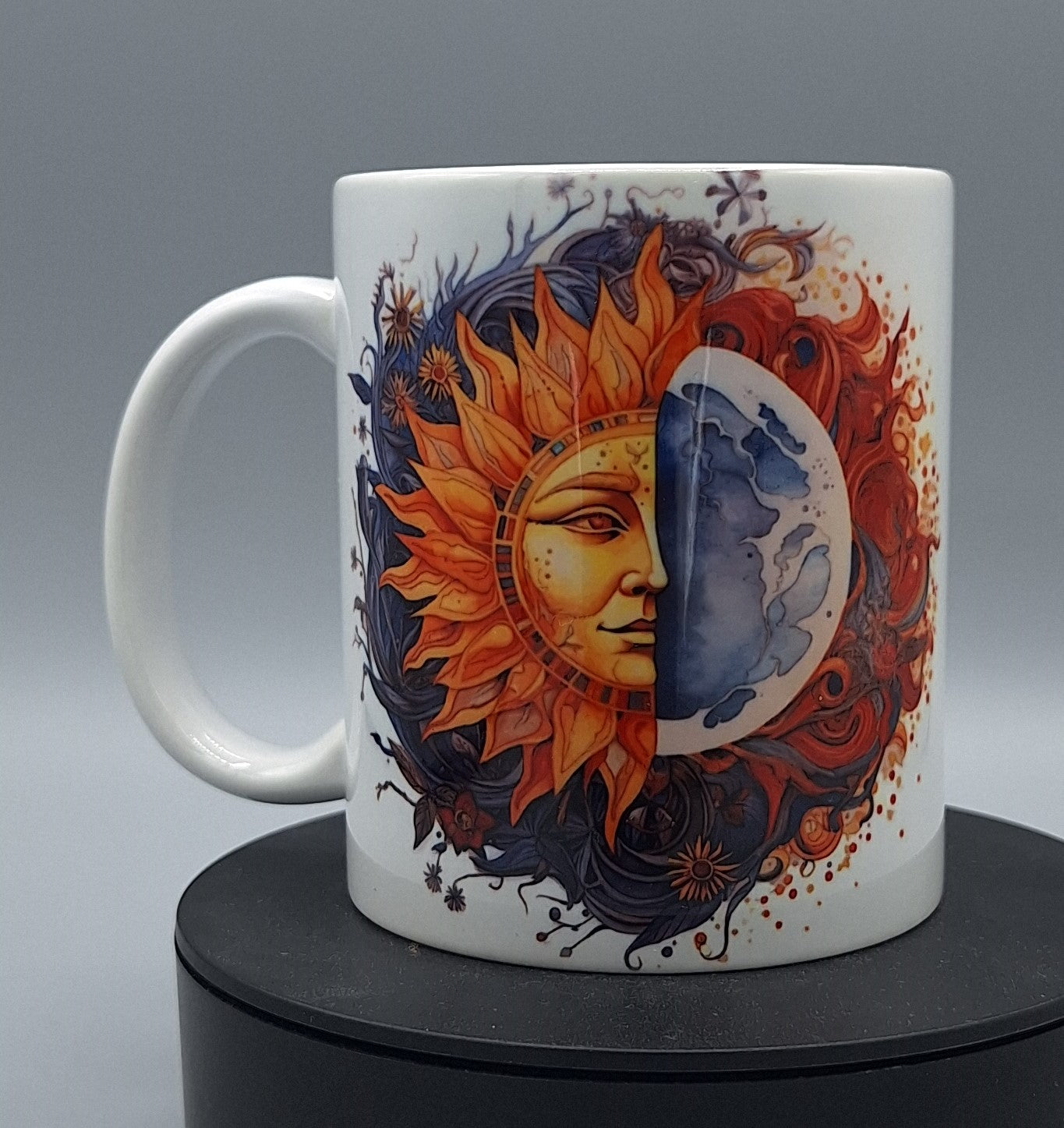 Spirituelle Tasse beidseitig bedruckt â Sonne-Mond-Design in kräftigen Farben
