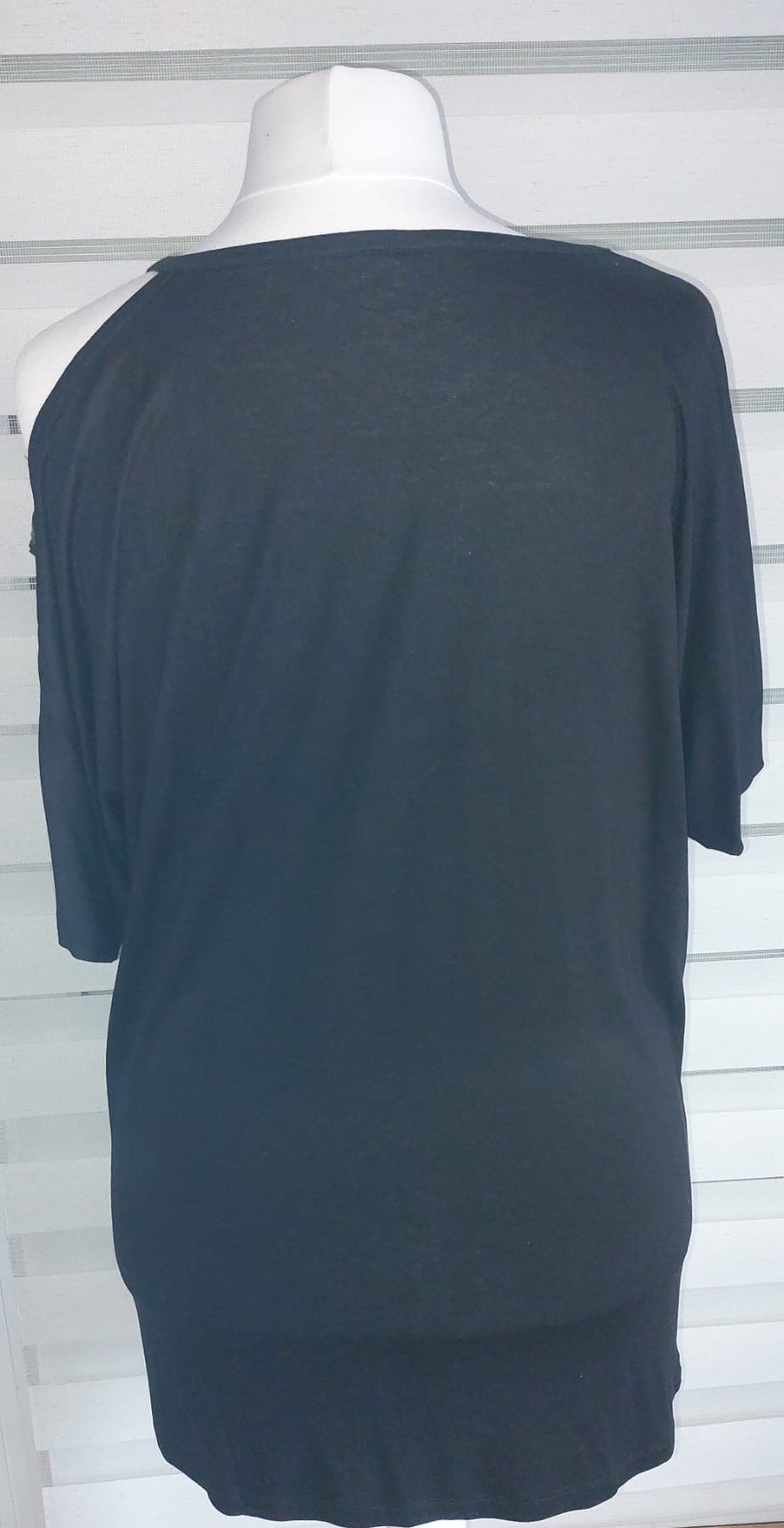Schwarzes Damenshirt mit Cut-Out & Strass