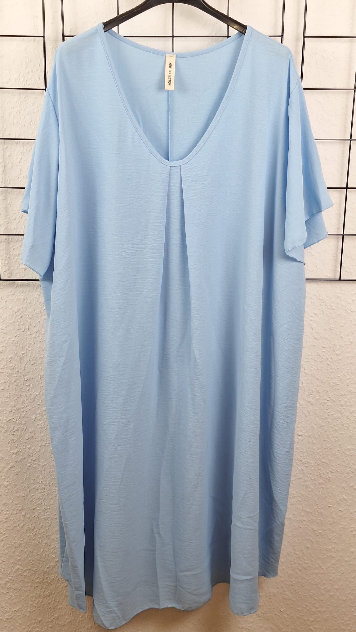 Leichtes Sommerkleid aus 100% Viskose in Hellblau – luftiges Kleid für Damen mit bequemem Schnitt und kurzen Ärmeln, ideal für heiße Sommertage