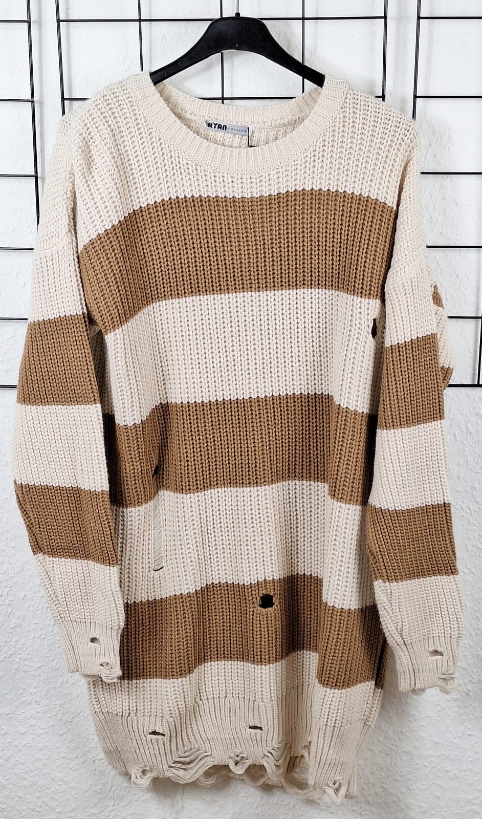 Löchriger Strickpullover