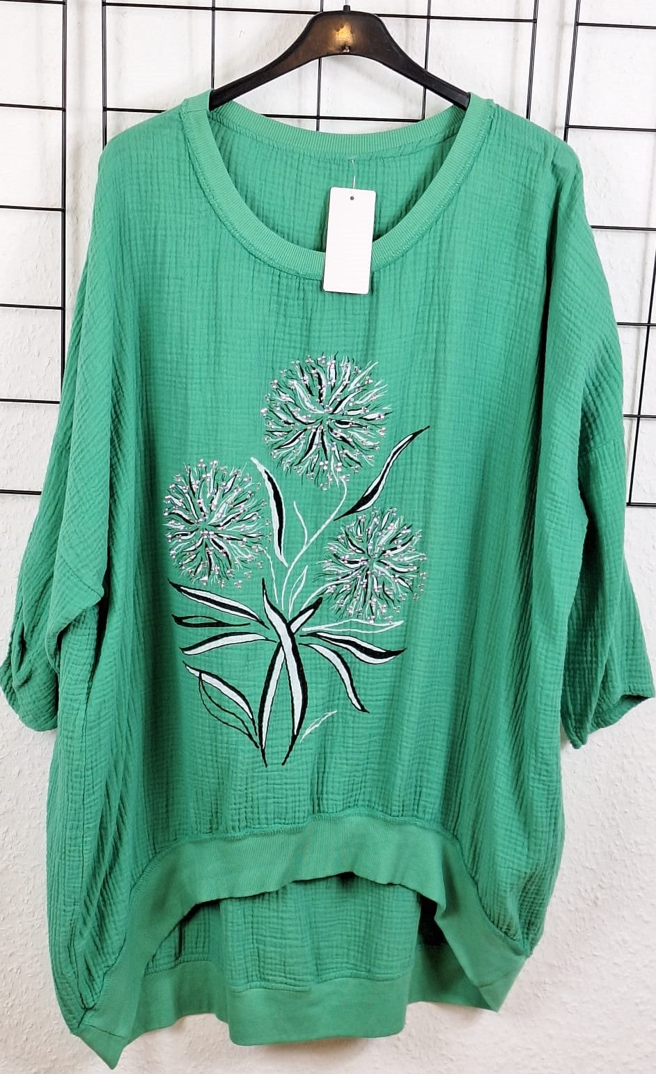 Baumwoll-Shirt für Damen in frischem Grün, hinten länger geschnitten, bequem tragbar bis Größe 52/54 – perfekt für kurvige Frauen