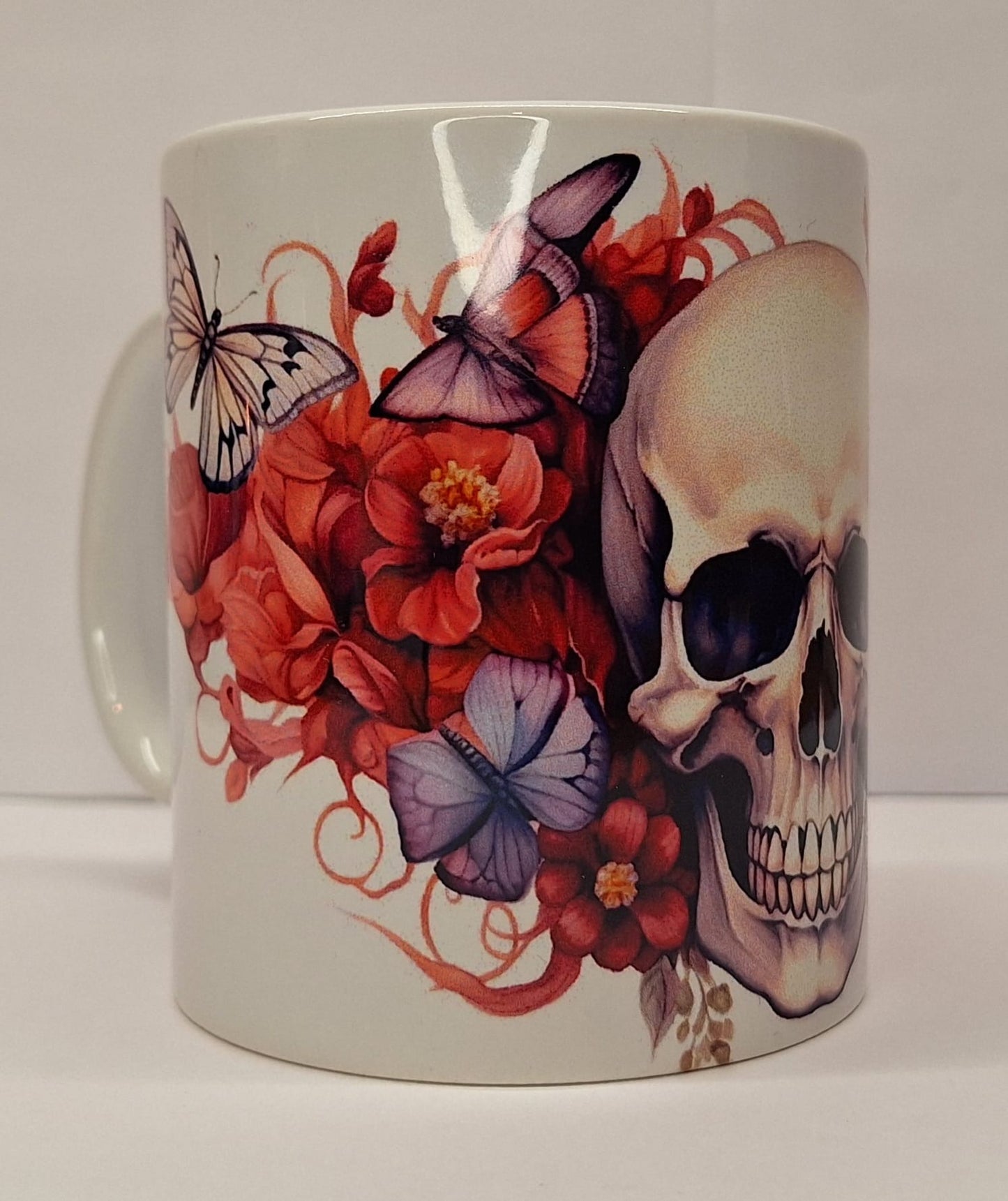 Totenkopf Tasse mit Blumen & Schmetterlingen – Gothic Kaffeetasse | 330ml | Spülmaschinenfest | Geschenkidee für Sie & Ihn