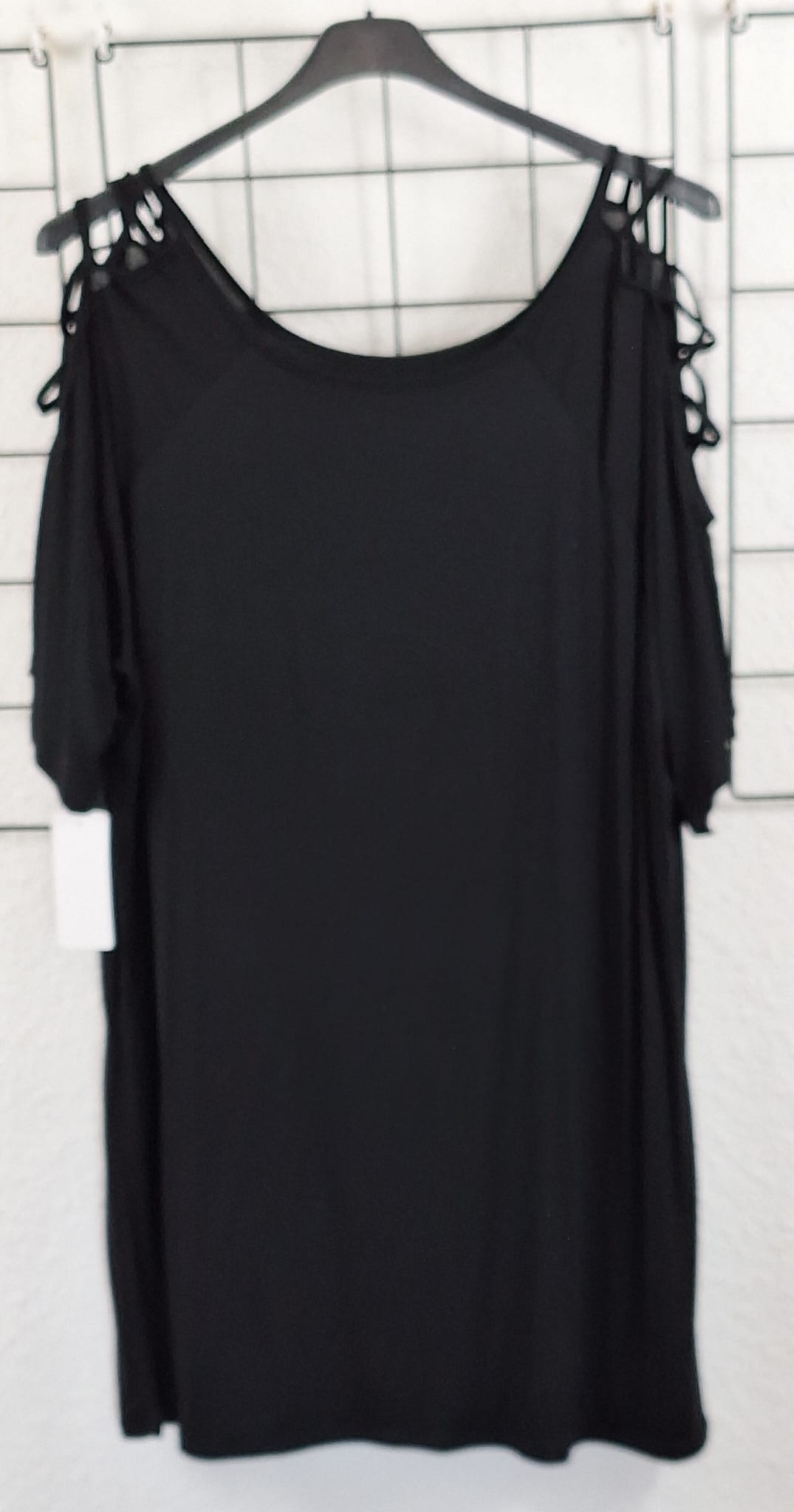„Damen T-Shirt Schwarz große Größen mit Schulterdetails – lässiges Curvy Shirt 44/46 bis 52/54 – modisch & bequem“