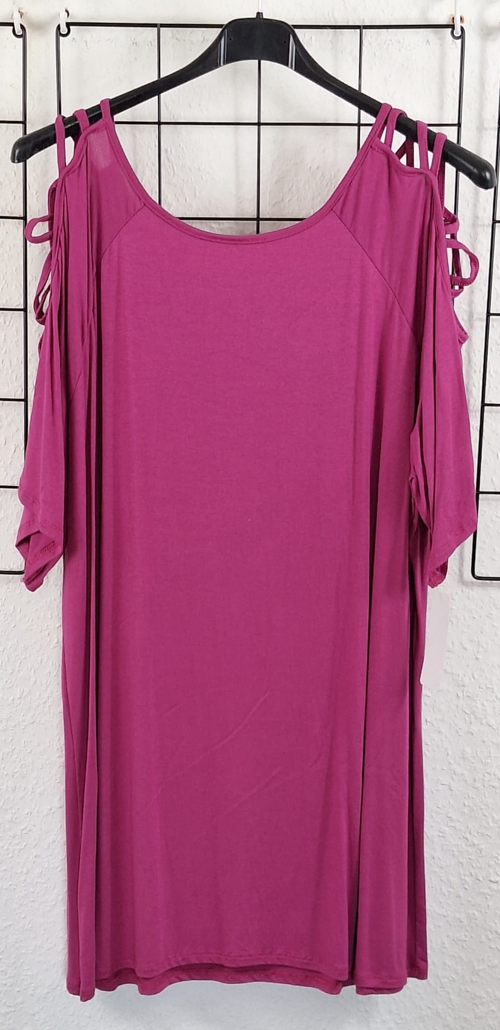 „Beerenfarbenes Damen T-Shirt große Größen – mit Schulterdetails – 44/46–52/54 – bequemes Shirt für den Sommer“