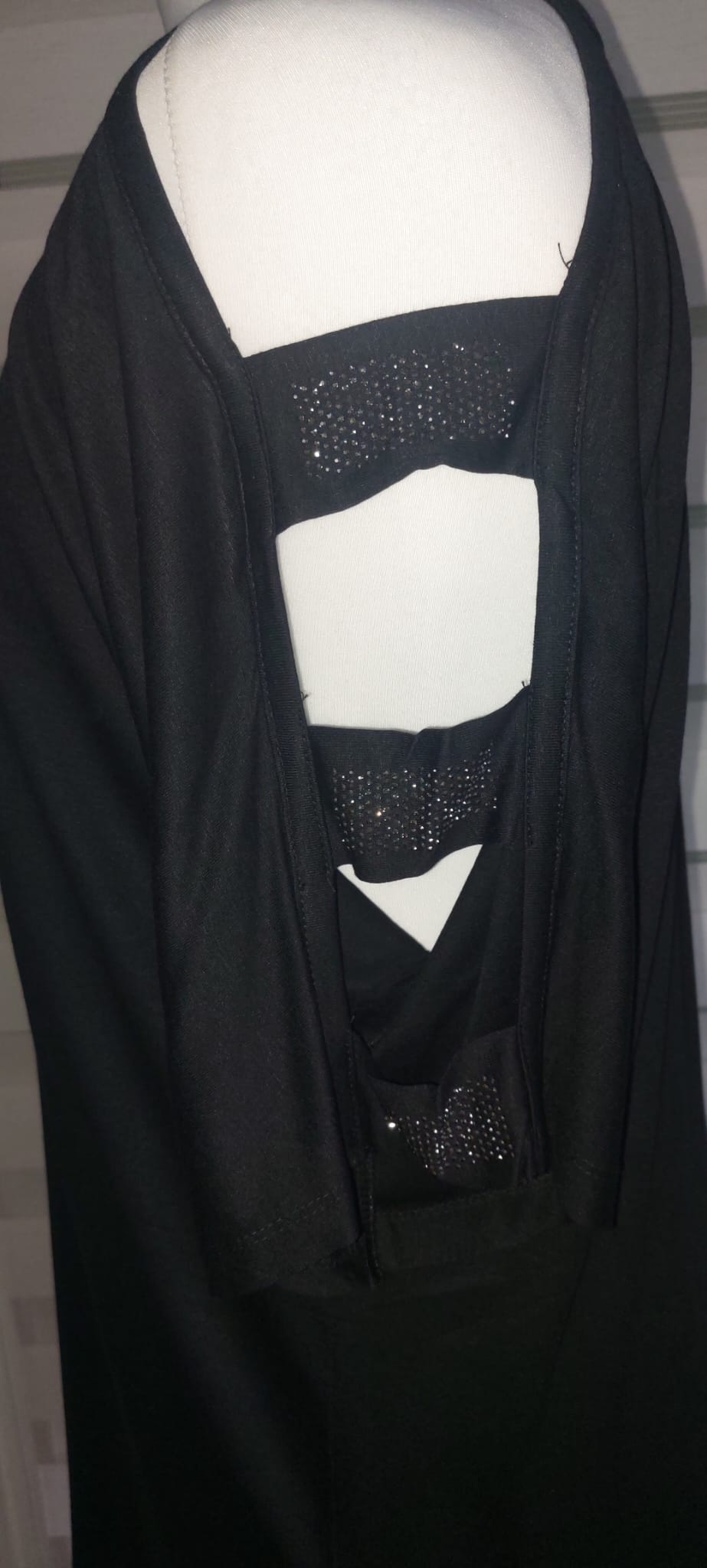 Schwarzes Damenshirt mit Cut-Out & Strass