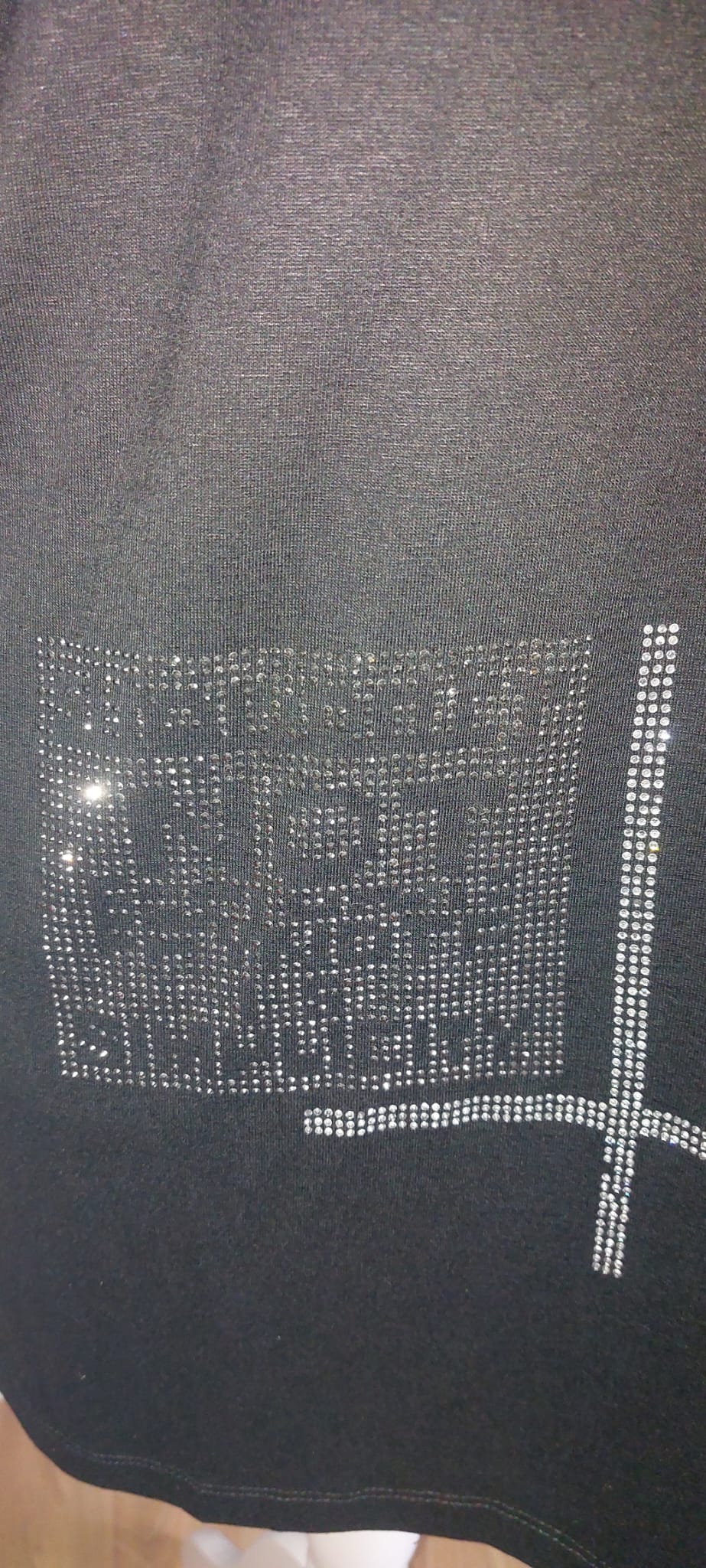 Schwarzes Damenshirt mit Cut-Out & Strass
