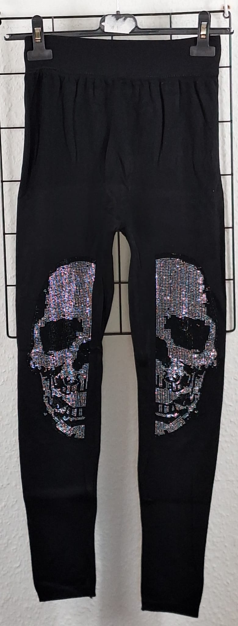 Leggings mit Totenkopf aus Strasssteinen