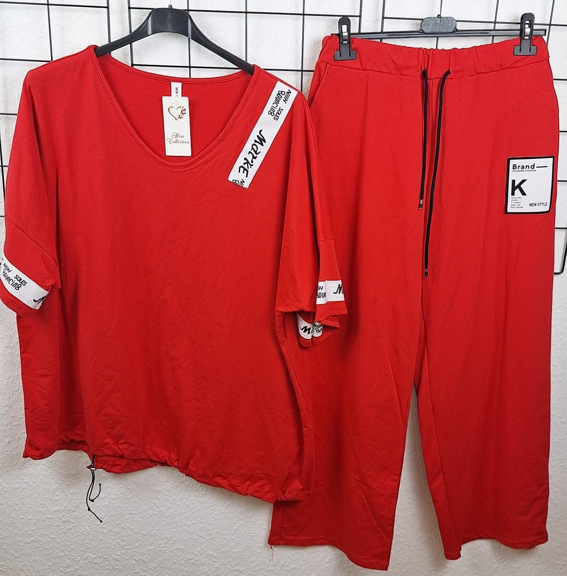 Damen Oversize-Zweiteiler in Rot – bequemes Shirt mit Schrift & dehnbare Hose – für kurvige Frauen