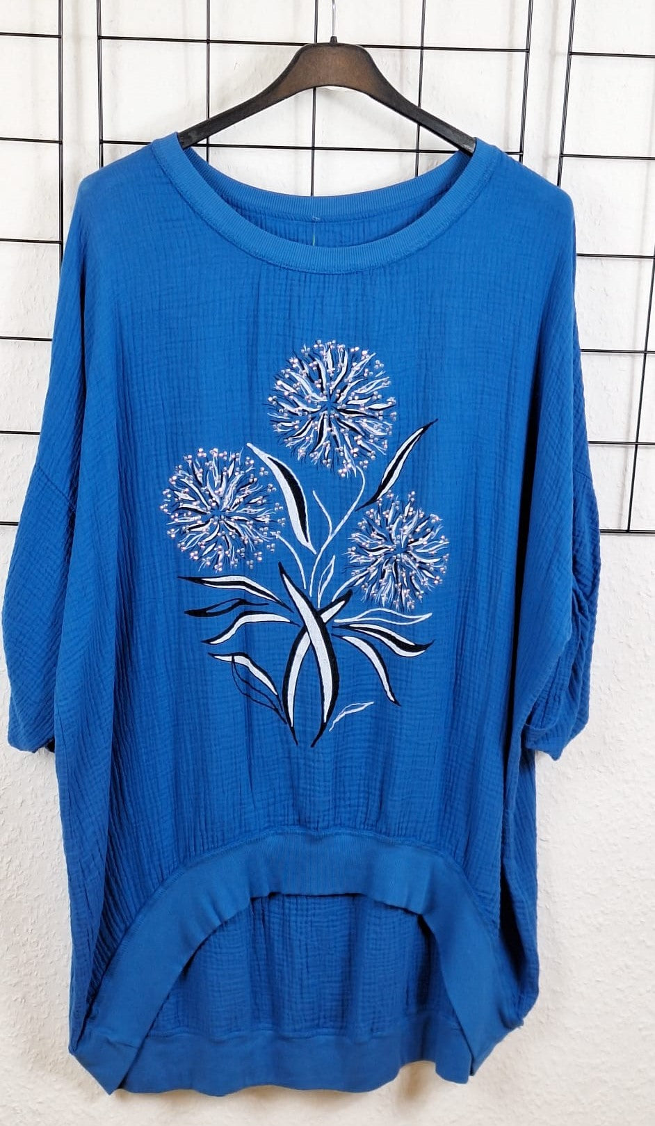 Langes Damen-Shirt in Jeansblau aus 100 % Baumwolle, hinten länger geschnitten, bequem tragbar bis Größe 52/54 – figurschmeichelnd und atmungsaktiv