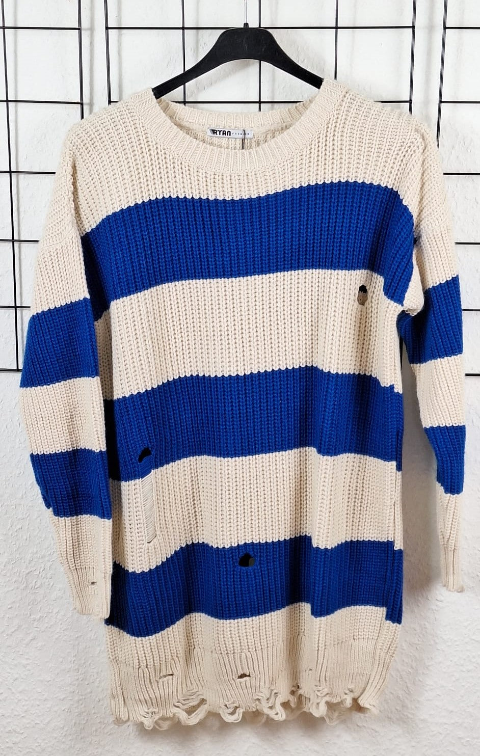 Löchriger Strickpullover
