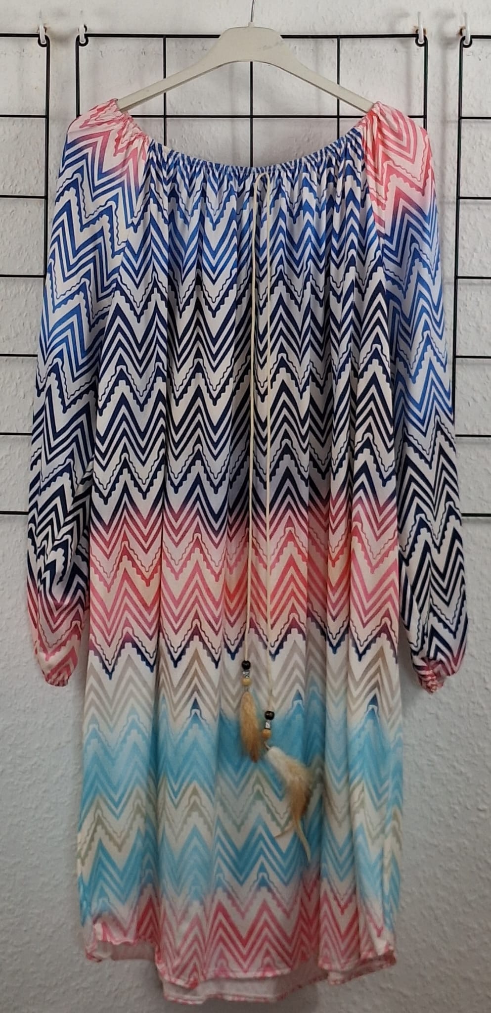 "Strandkleid Damen mit Zickzack-Muster in Blau und Koralle – luftiges Sommerkleid mit Carmen-Ausschnitt"