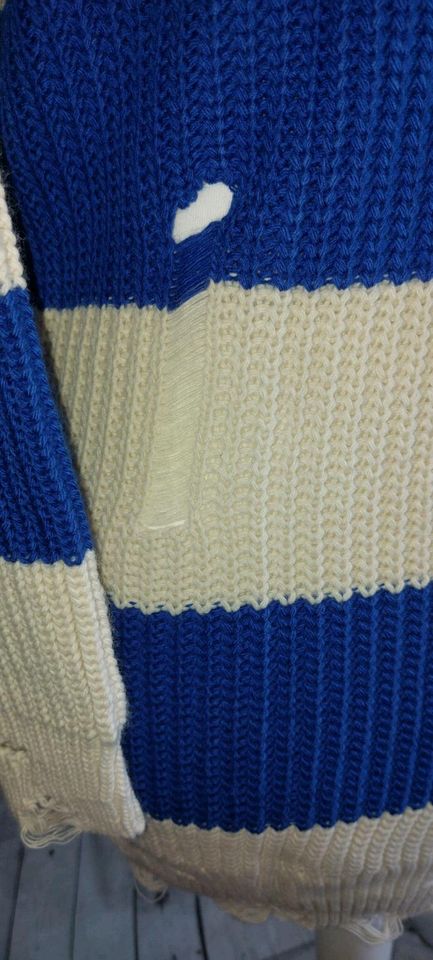 Löchriger Strickpullover