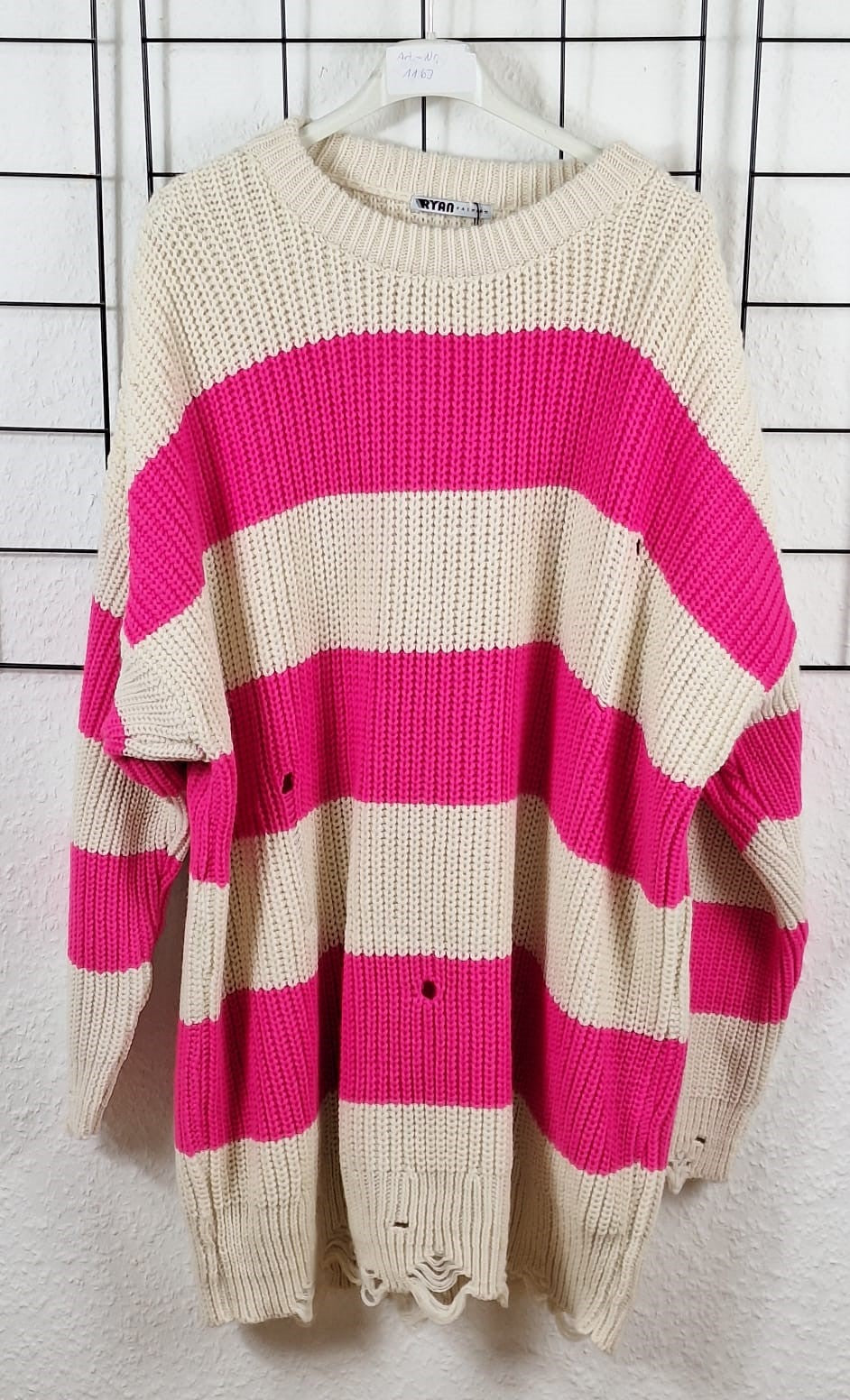 Löchriger Strickpullover
