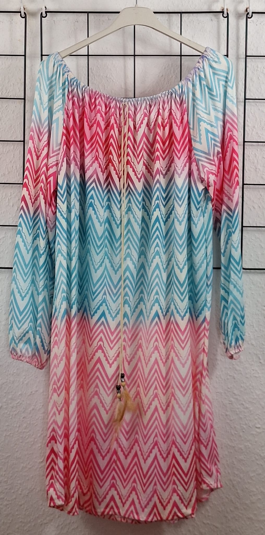 "Boho Sommerkleid in Pink und Türkis – Damen Strandkleid mit Zickzack-Print und Quasten-Bindebändern"