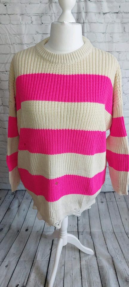 Löchriger Strickpullover