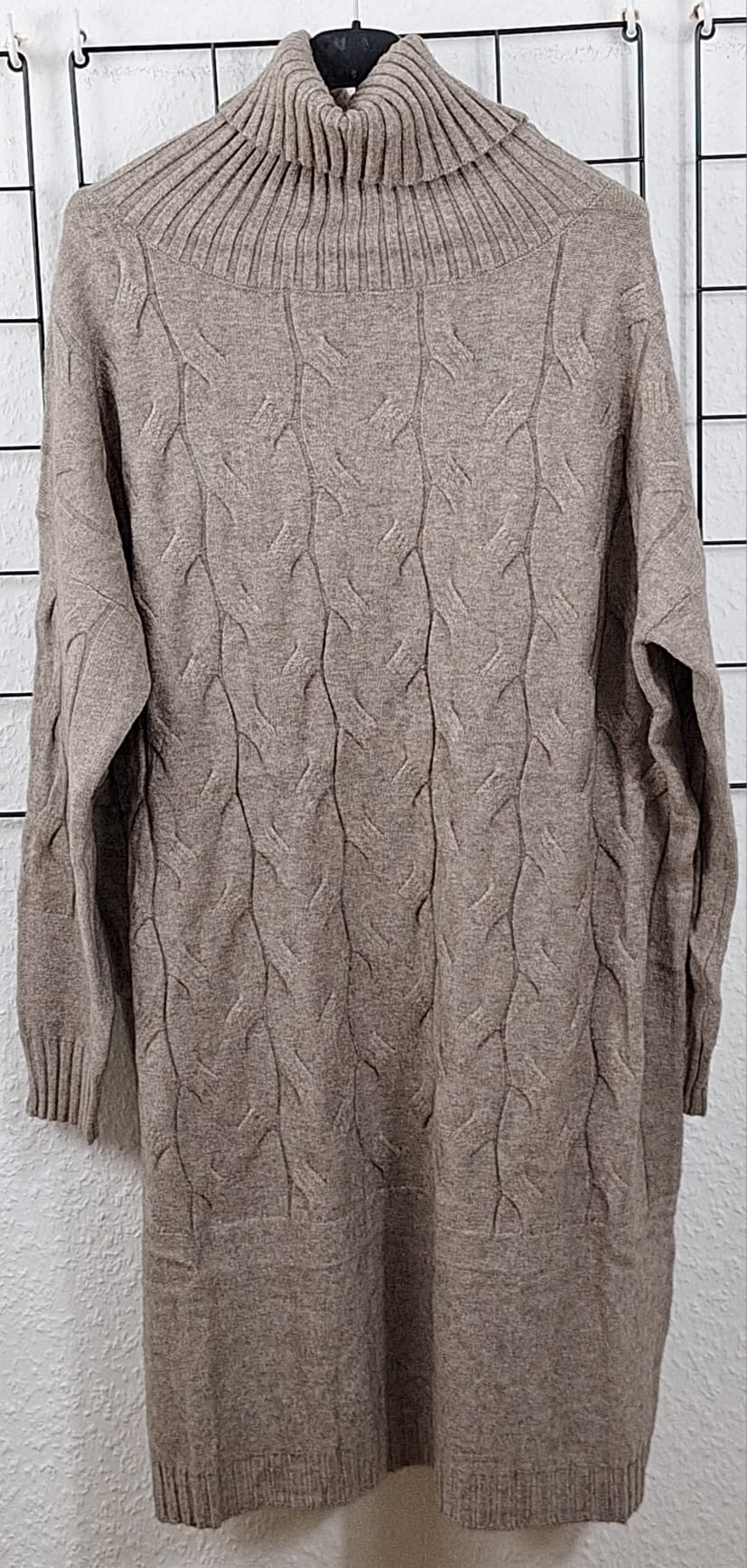 Rollkragenkleid mit Flechtmuster