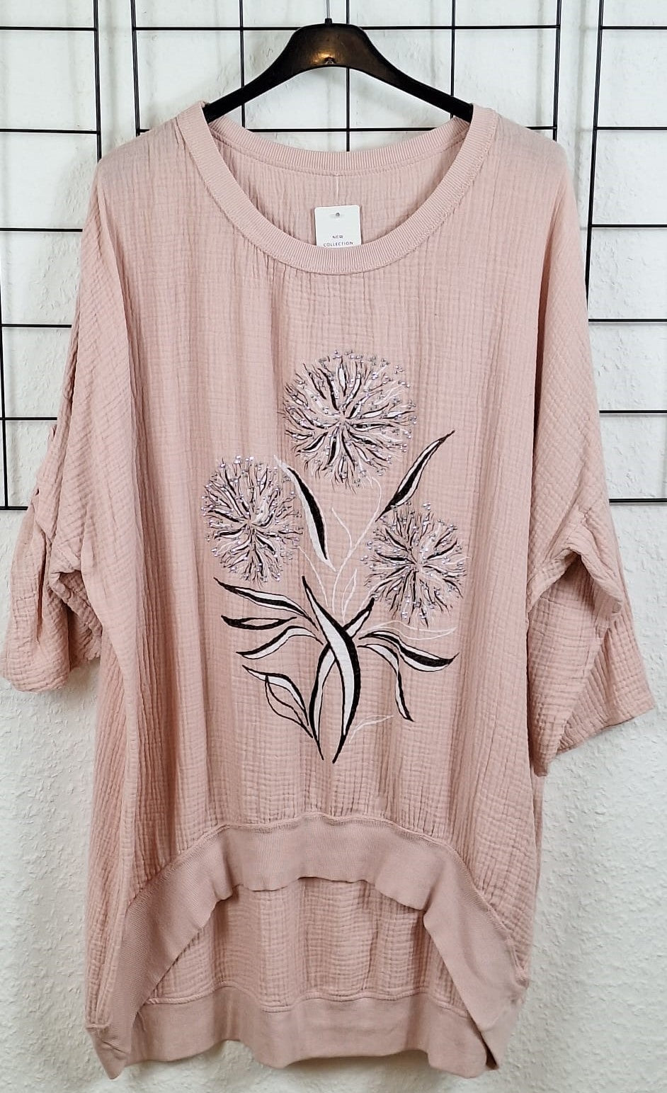 Damen-Shirt in zartem Altrosa aus 100 % Baumwolle, mit längerem Rückenteil, schmeichelhaft für große Größen bis 52/54 – ideal für den Alltag