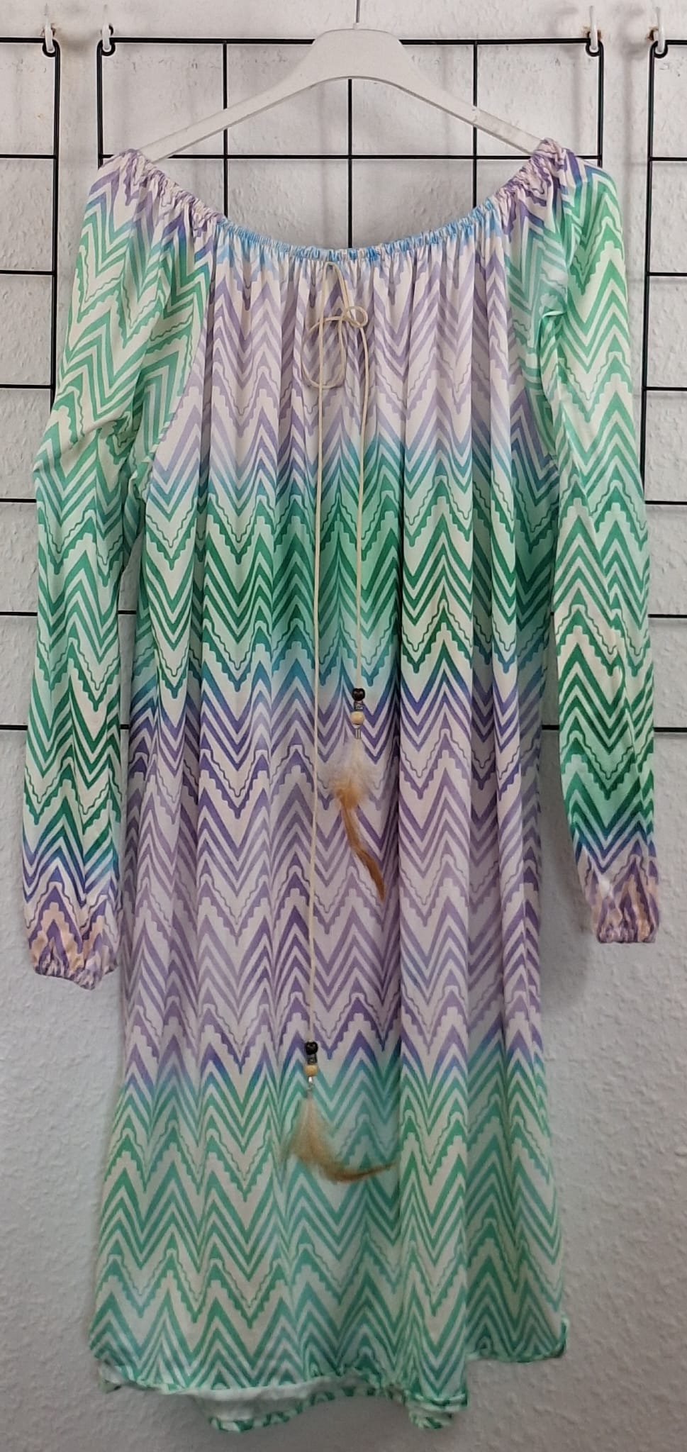 "Boho Strandkleid Damen in Mintgrün und Lila mit Zickzack-Muster – luftiges Sommerkleid mit Carmen-Ausschnitt"