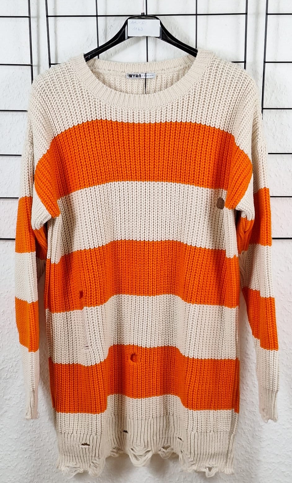 Löchriger Strickpullover