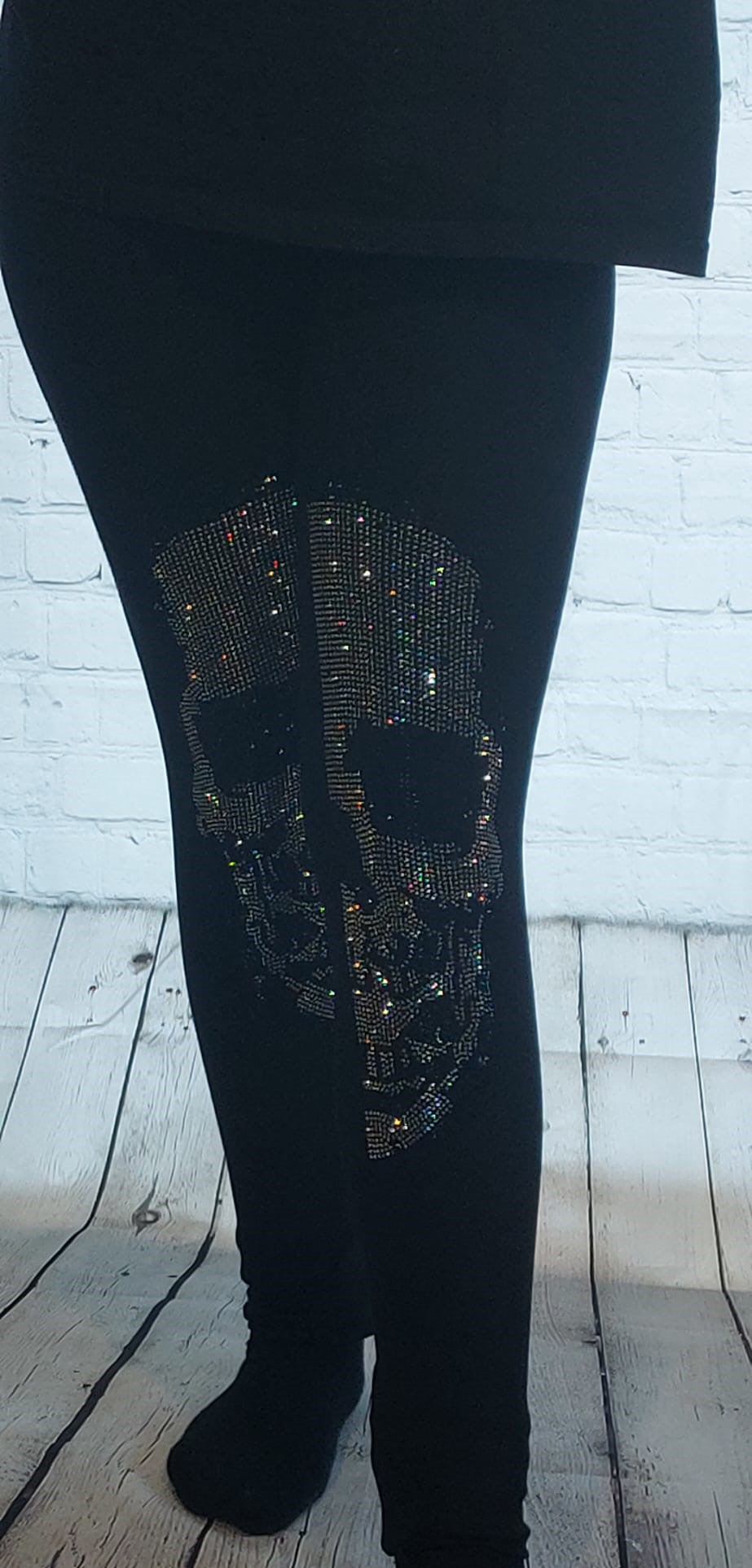 Leggings mit Totenkopf aus Strasssteinen
