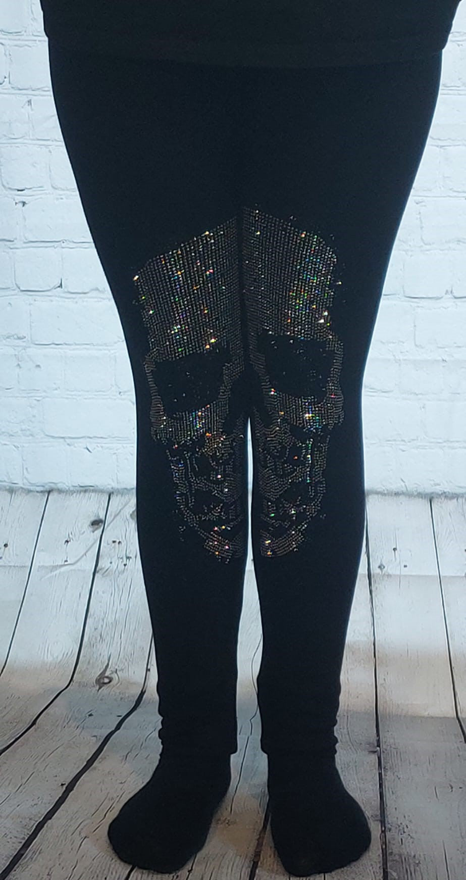 Leggings mit Totenkopf aus Strasssteinen