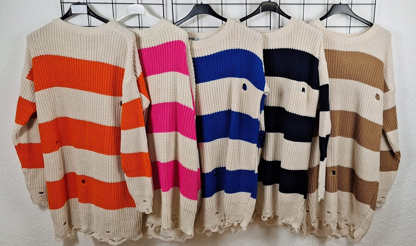 Löchriger Strickpullover