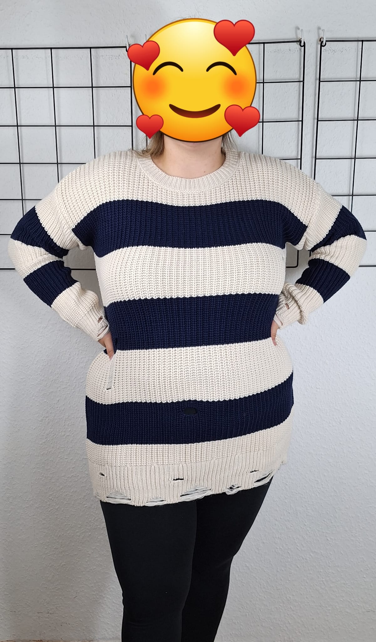 Löchriger Strickpullover