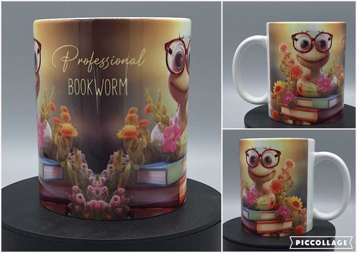 Lustige Keramiktasse mit animierter Leseratte, Blumen und Bücherstapel, beschriftet mit "Professional Bookworm" – ideales Geschenk für Buchliebhaber.