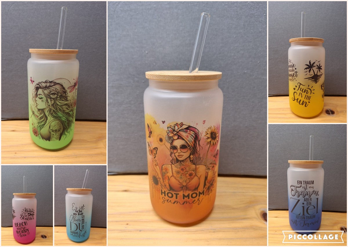 „Bedruckter Glasbecher mit Bambusdeckel und Metall-Trinkhalm in Milchglas-Optik, 550 ml“