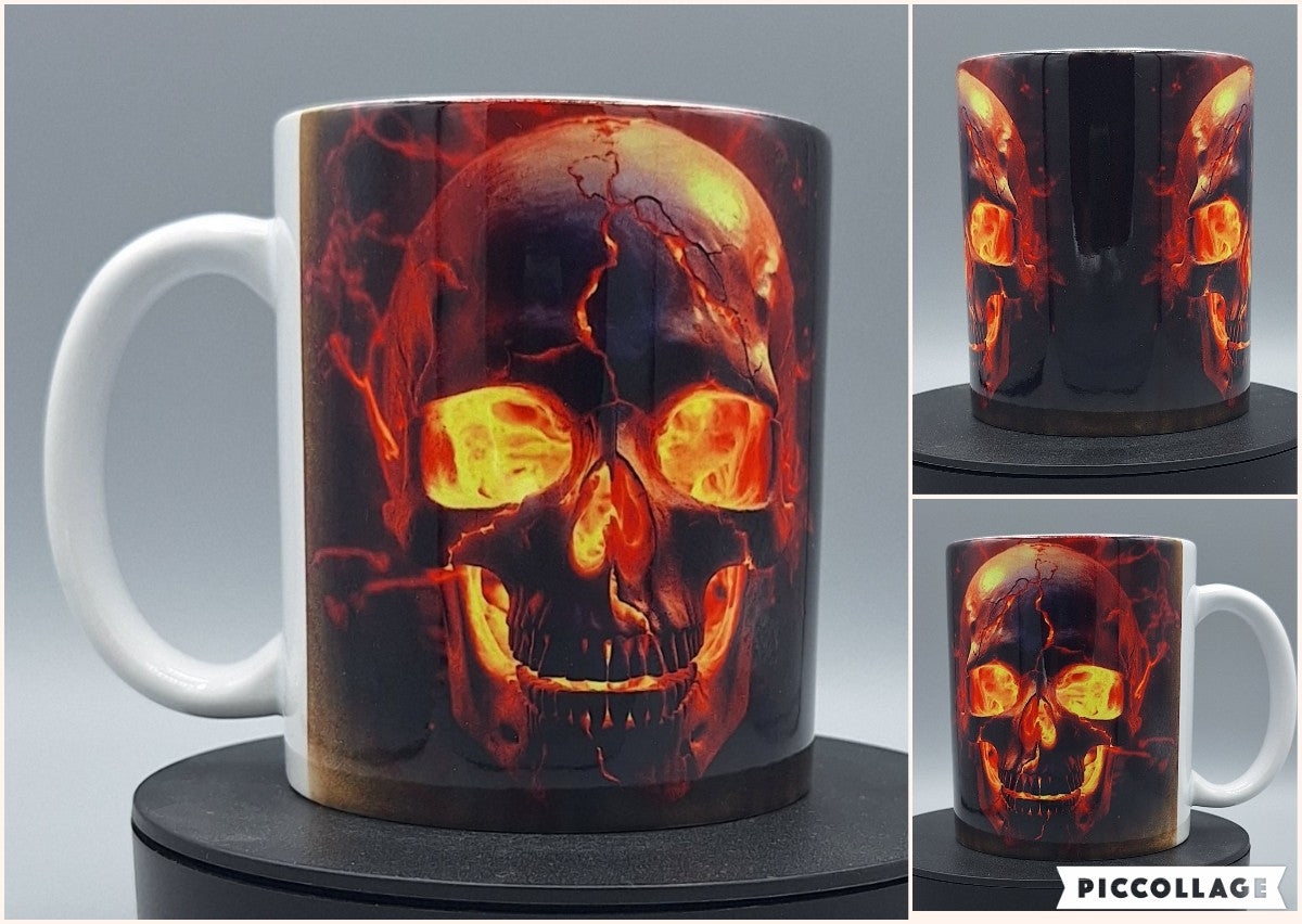 Keramiktasse mit feurigem Totenkopf-Motiv in Lava-Optik. Schwarzer Hintergrund, leuchtende Augen und knallige Farbdetails. Glänzende Oberfläche, weißer C-Henkel – ideal für Gothic-, Rock- oder Fantasy-Fans.