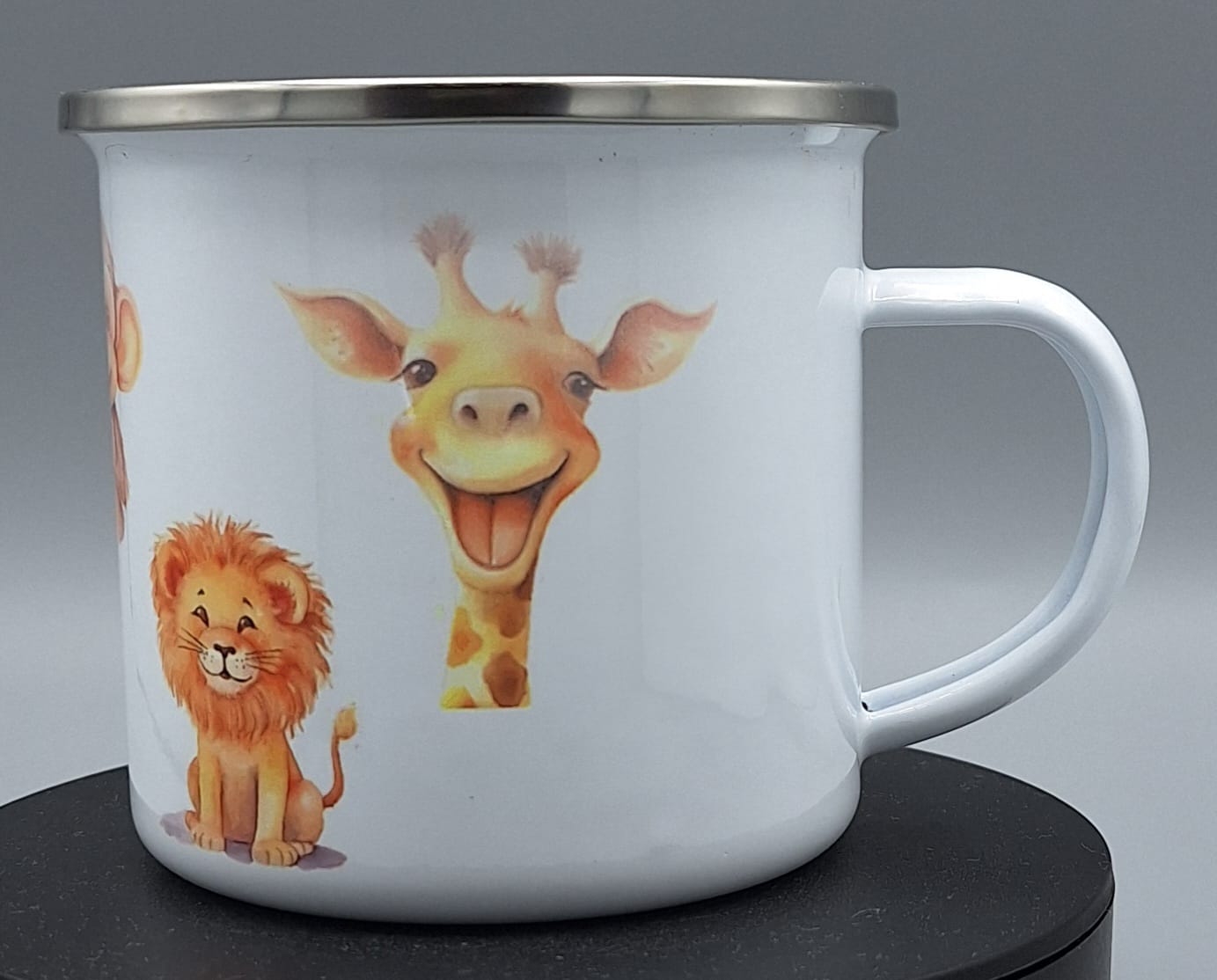 „Detailansicht Kinder Emailletasse mit Tiermotiven in sanften Farben“