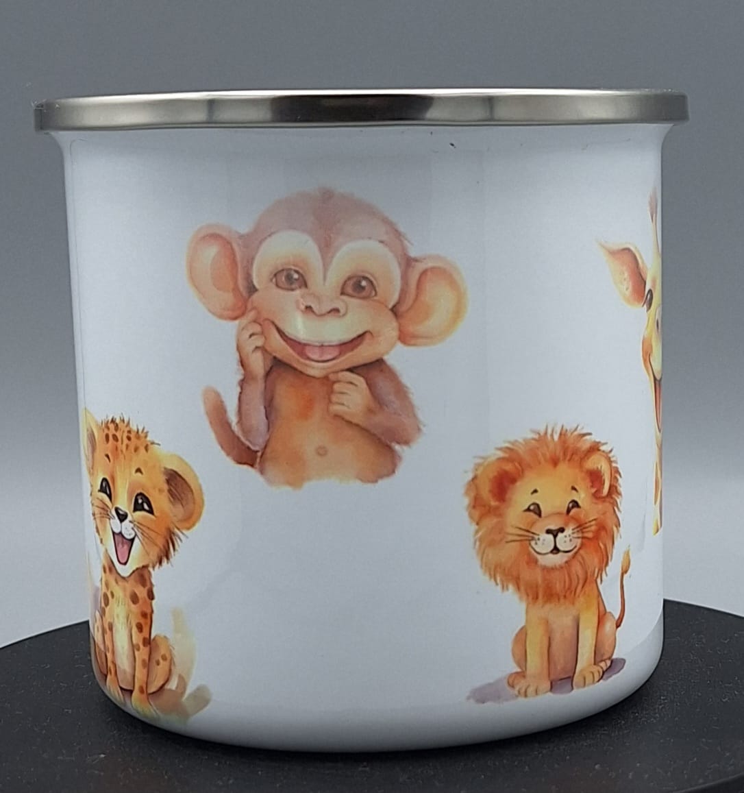 „Weiße Emailletasse mit fröhlichen Dschungeltieren – ideal für Kinder“
