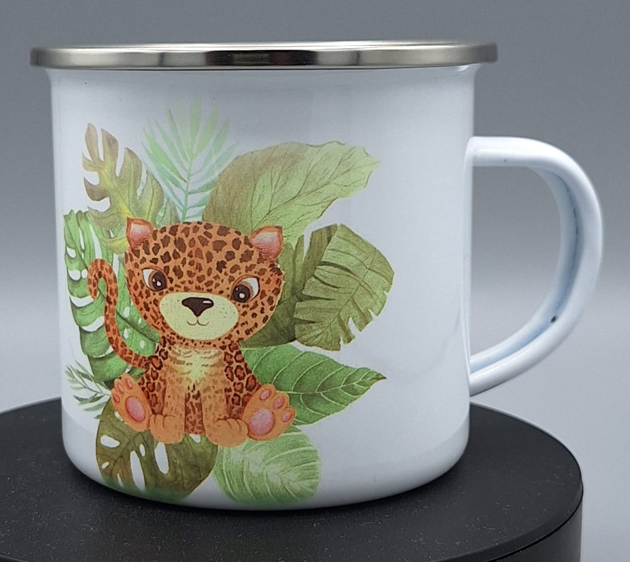 "Weiße Emailletasse mit silbernem Rand und beidseitigem Tiermotiv – Tiger & Leopard"