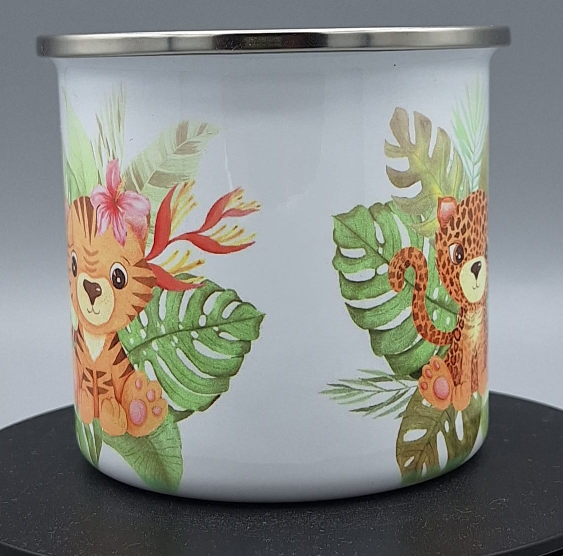 "Robuste Emailletasse mit kindlichem Tierdesign – ideal als Geschenk oder für Camping"
