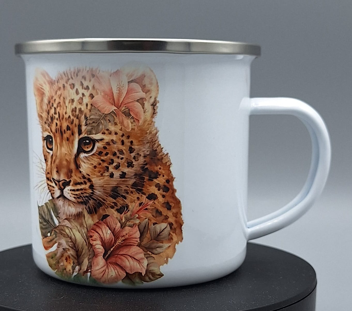 „Weißer Emaillebecher mit Leopard & Tiger – Tasse für Tierfreunde“