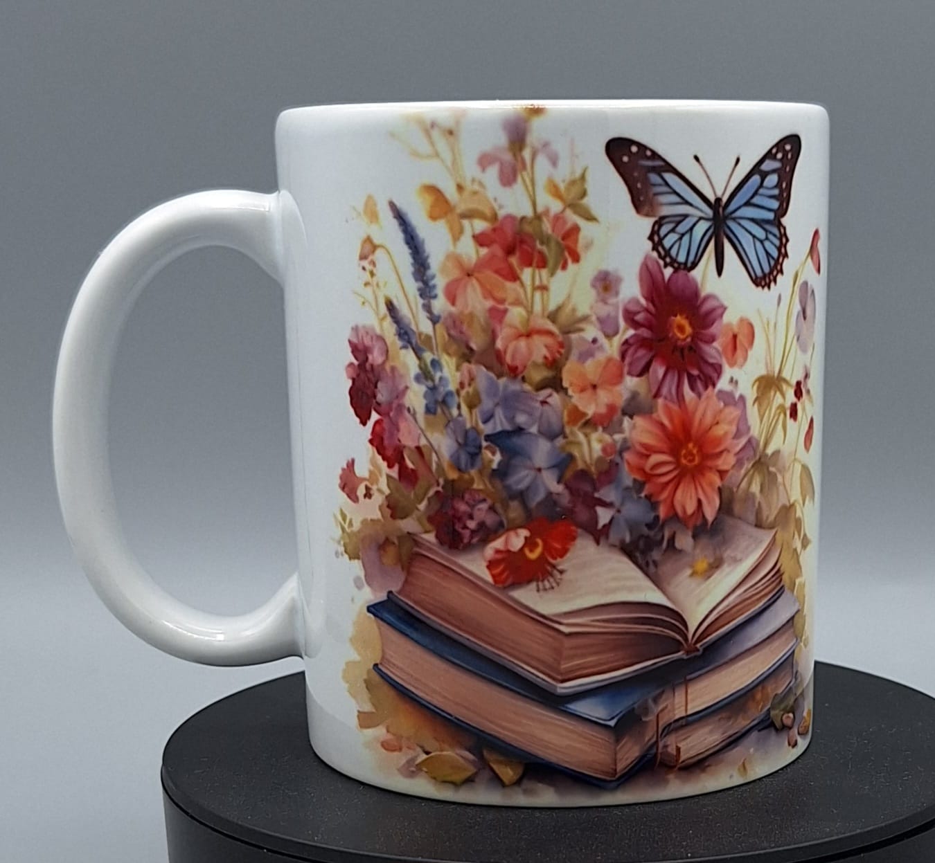 Bücherliebe-Tasse – Ein poetischer Genussmoment für Leseratten & Naturfreunde