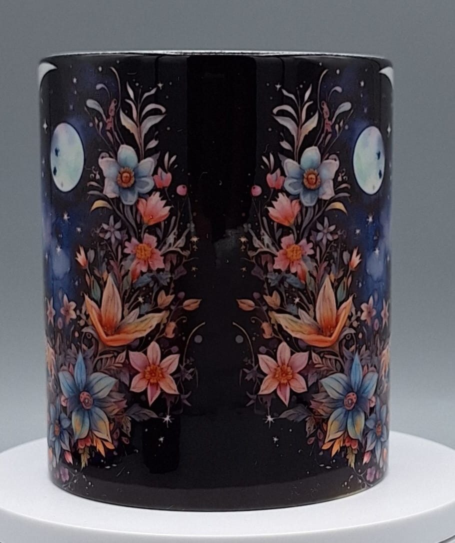 đ⨠Magische Mond-Tasse mit floraler Galaxie â Mystisches Blumen-Design fĂźr Träumer & Sternengucker | Keramik-Tasse 330 ml