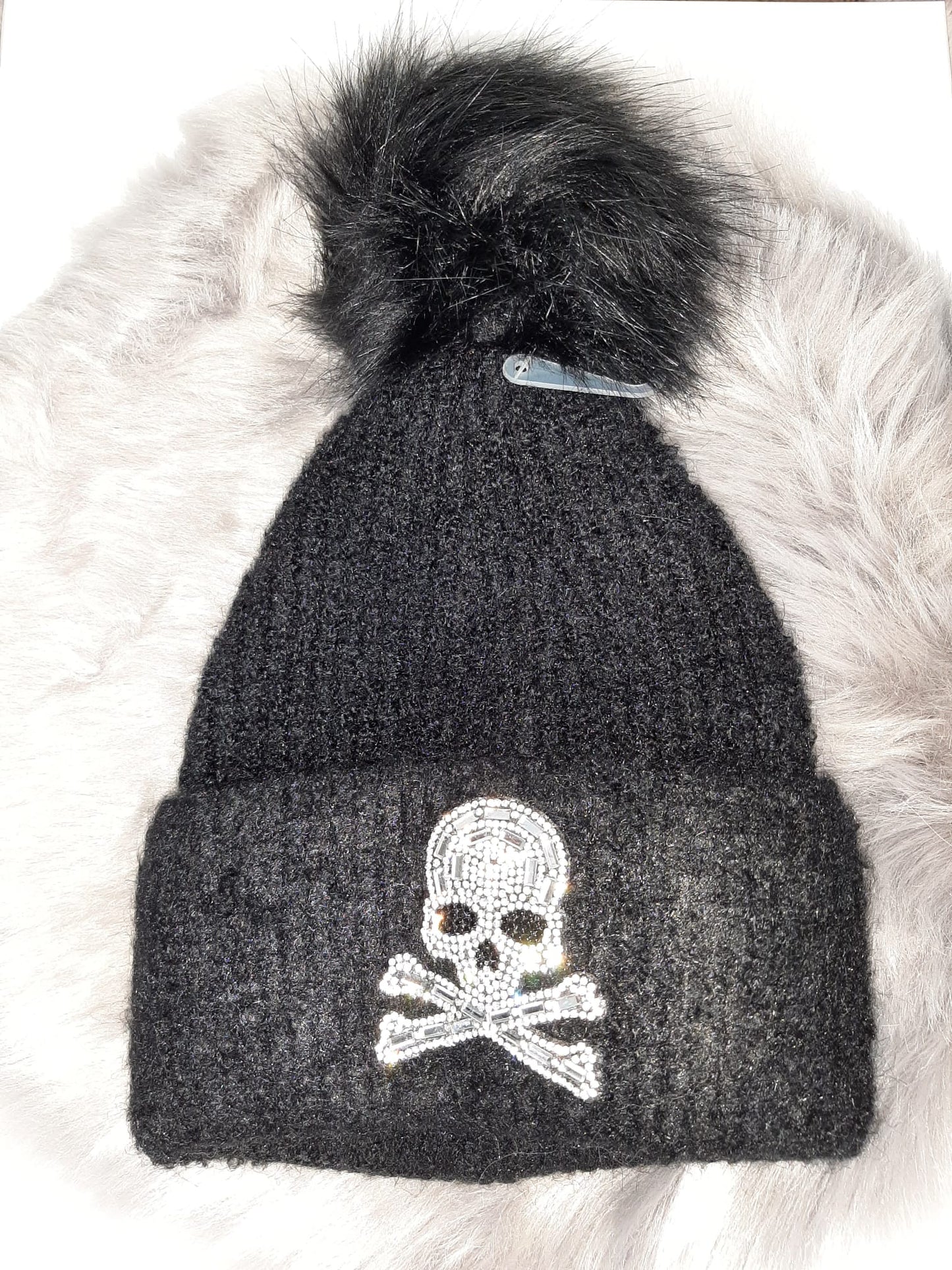 Strickmütze mit Totenkopf aus Strasssteinen und abnehmbaren Bommel
