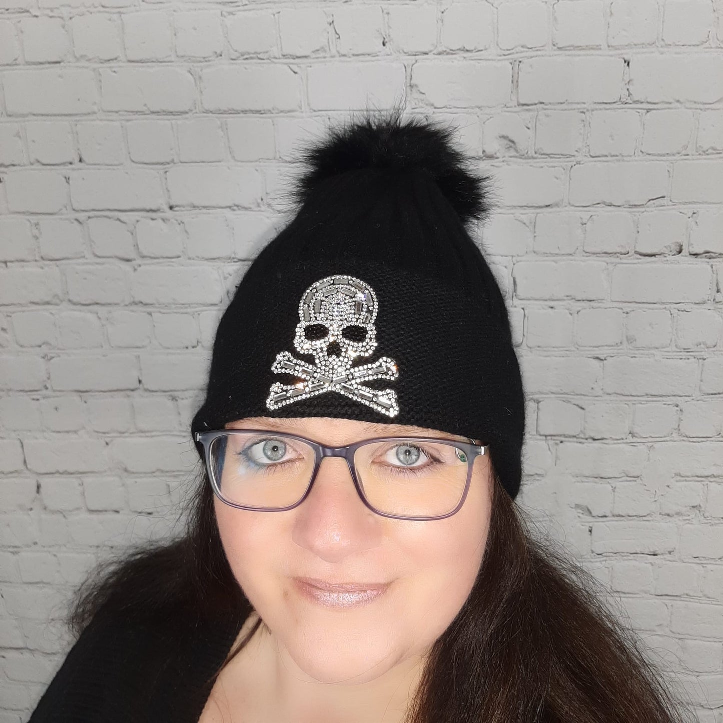Strickmütze mit Totenkopf aus Strasssteinen und abnehmbaren Bommel