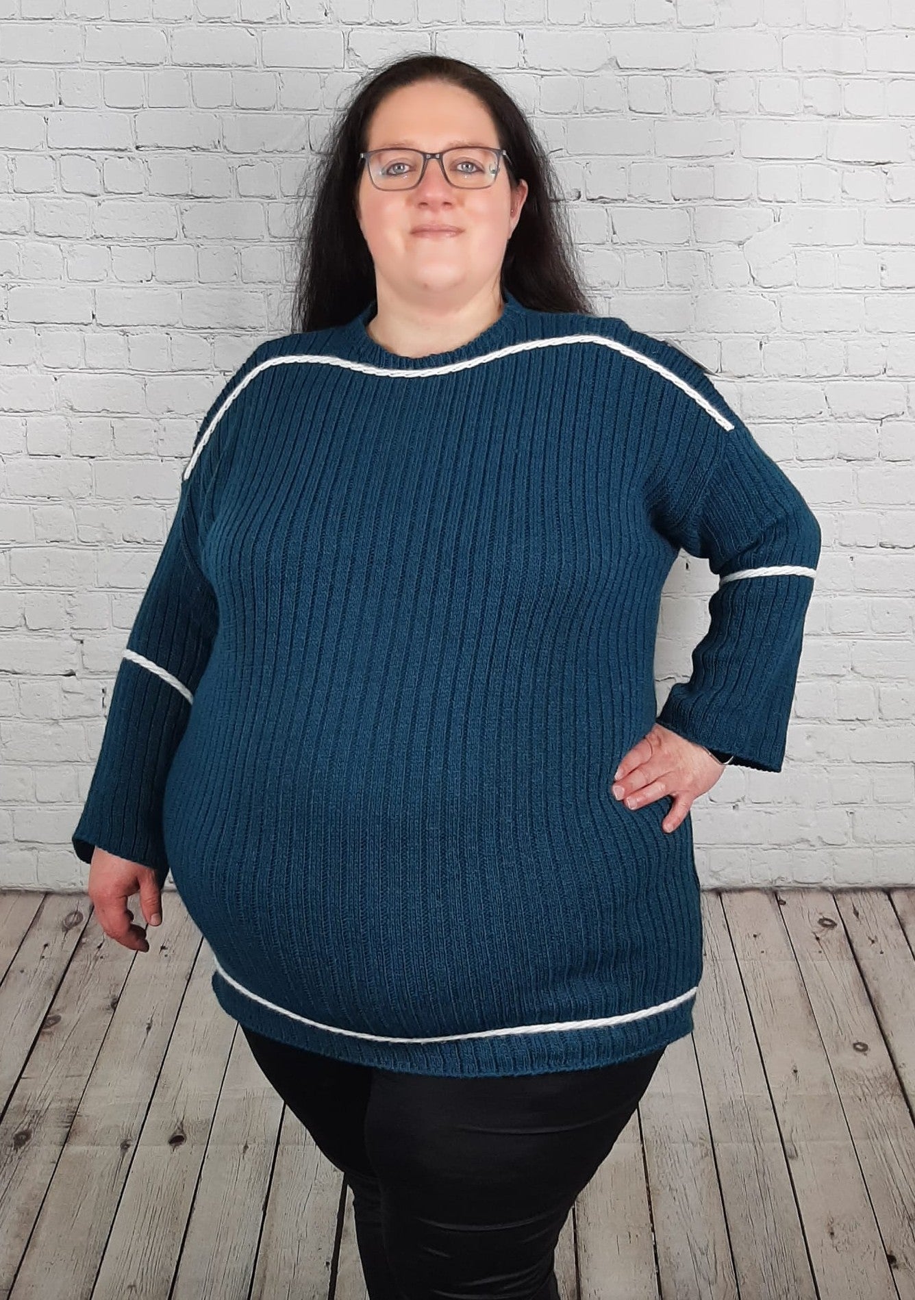 Wunderschöner neuer Strickpullover mit dezentem Highlight